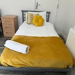 Shakespeare House 19 Bedrooms 30 Beds Up To 42 People Stay
